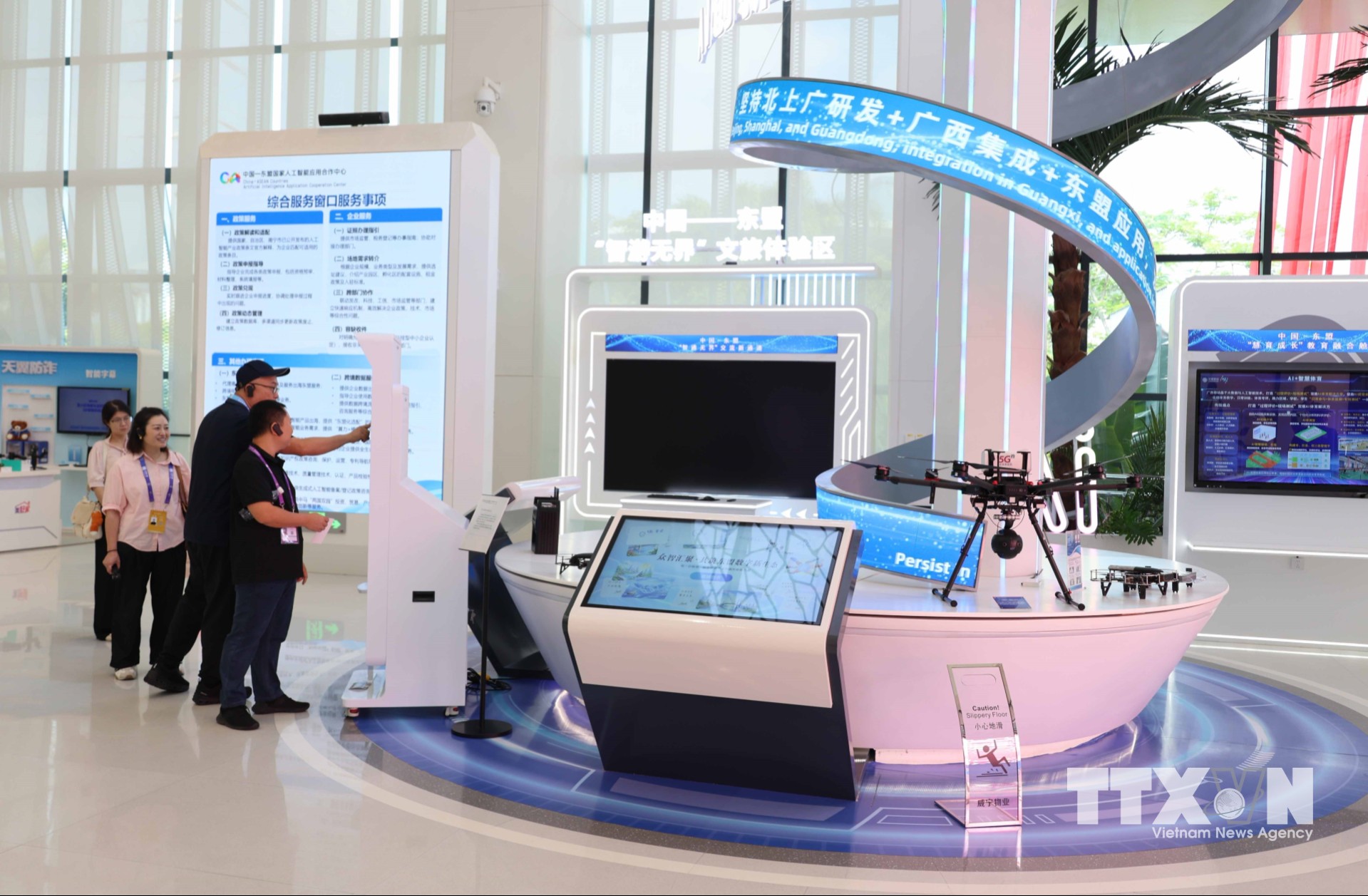 Các khu trưng bày về AI tại CAEXPO năm 2026 luôn thu hút sự quan tâm của doanh nghiệp cũng như người dân Trung Quốc và ASEAN. (Ảnh: Công Tuyên/TTXVN)